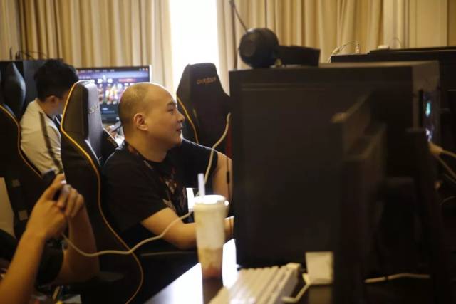 Lpc芮尔化身辅核 姿态维克托解散局猛C超神！ZT 1-0 OB