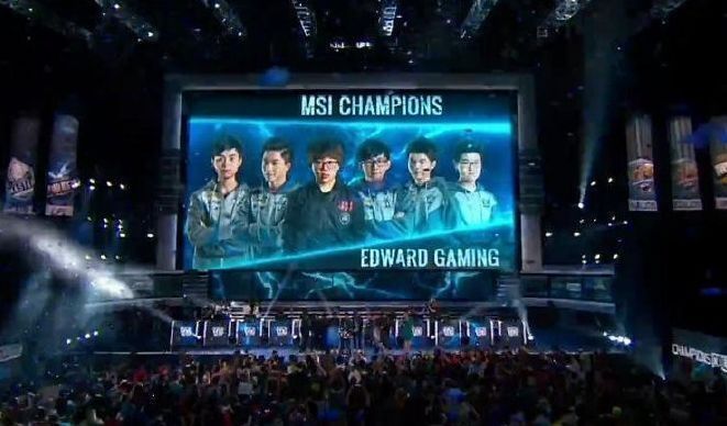 从LPL成立至今，综合票数最高的10位选手获得“LPL十周年十大选手”荣誉称号